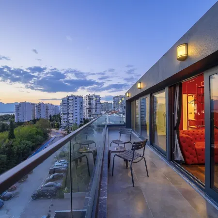 Lucky Monkey Hotel