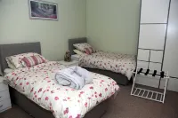 3 Bed Farmhouse - Sleeps 6 - Wifi - Parking Hotels in 