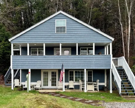 Remodeled Newfound Lake - home w/ water views sleeps 10- close to ski mountains! Hotels in Bristol