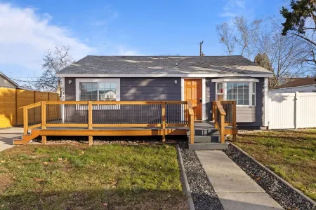 Pet-Friendly Luxury Retreat: Two Bedroom, Two Bathroom Oasis with King Beds.