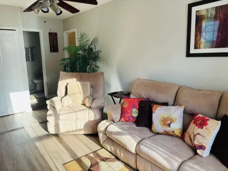 Peaceful family friendly environment Отели в г. Гуз Крик