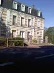 Residential flat in a former Etretat villa, in a big garden with free parking. Hotels in Etretat