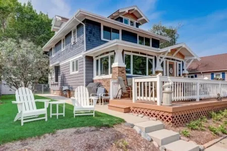 Enjoy Beachfront Living With family! Отели в г. Racine County