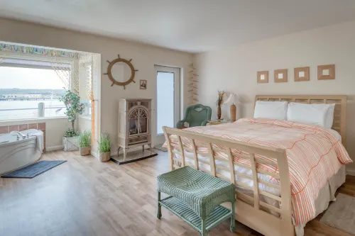 Bayfront Studio with Jetted Tub and Fireplace - Charming Coastal Retreat