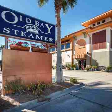 Breathtaking Water Views and Modern Amenities - Serene Waterfront Oasis Hotel Exterior