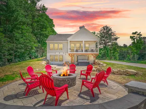 Custom Home with Wet Bar and Hot Tub - Stunning Luxury Escape