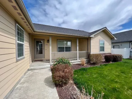 Charming Hideaway with Spacious Open Floor Plan - Delightful Comfort