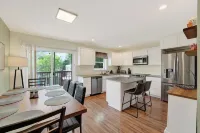 Spacious modern 4-bedroom townhome in Wilmington, up to 10 people Hotels in Wilmington