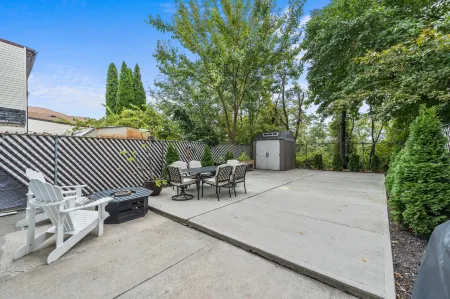 Spacious Apartment with Skyline Views and Backyard Terrace - Charming Oasis Отели рядом со станцией Ньюпорт