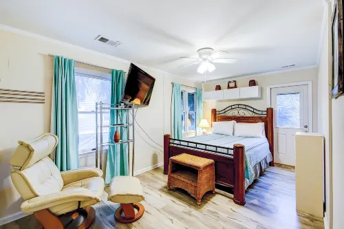 Beach Across the Street Ocean View Home w/ Roof Deck, Porch, AC - Dogs OK Hotel a Folly Beach