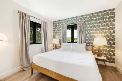 Roami at the Palace | 4 Bed Combo | 2 Units Hotels in Design District