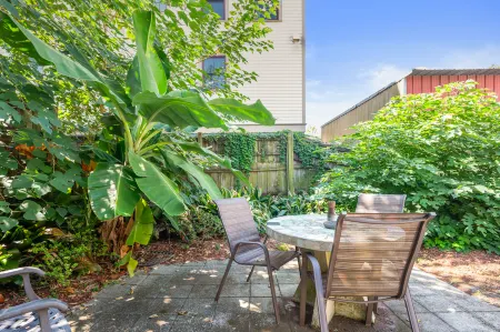 Artistic Decor and Cozy Patio - Charming Historical Retreat