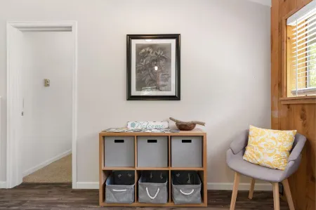 Secluded Loft Amidst Nature's Beauty - Cozy Serene Retreat Отели рядом с достопримечательностью «Lavender Wind Farm»