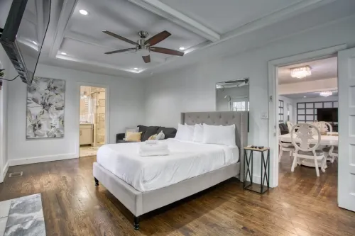 Ideal for Groups with Kitchen and Parking - Spacious Comfortable Haven Hotels in Brookhaven