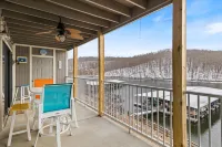 Two Pools, Playground and Pristine Lake Access - Serene Family Haven Hotel a Brumley