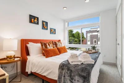 Rooftop with Stunning City and Mt Rainier Views - Stylish Modern Haven Hotels in fremont