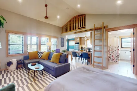 Designer Cottage | Accessible Kitchen & Bathroom | 5 Minutes to Downtown Отели рядом с достопримечательностью «Greater Tacoma Convention & Trade Center»