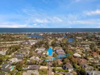 Inviting Private Backyard and Spacious Living Areas - Charming Haven Hotel a Ponte Vedra Beach