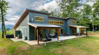 Bubbling Hot Tub and Mountain Views - Stunning Modern Retreat