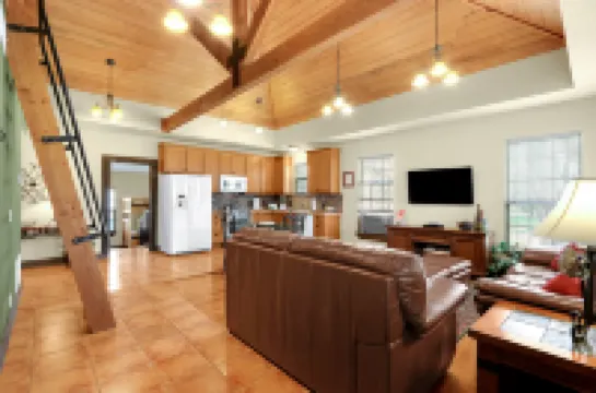 Charming Retreat with Private Fire Pit and Resort Amenities - Delightful Oasis