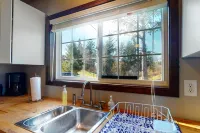 Dog-Friendly Cottage w/ Deck, WiFi & Washer/Dryer - Near Beaches, Clamming Hotels in Oceanside