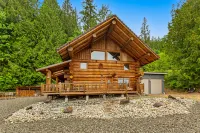 Unique mountain view log home with a wood stove, balcony, patio, & board games Hotels near Good Samaritan Episcopal Church | Sammamish Washington