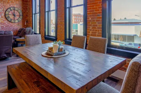Charming Loft with City Views and Modern Kitchen - Spacious Retreat