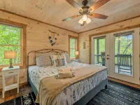 Serene Wildlife Oasis and Cozy Living Spaces - Enchanting Mountain Retreat 패닌 카운티 공공도서관 주변 호텔
