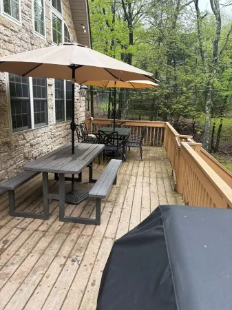 Lake Harmony Big Boulder Chalet w/Hot Tub,Pool Table,Ping Pong,Fire Pit,Pets ok