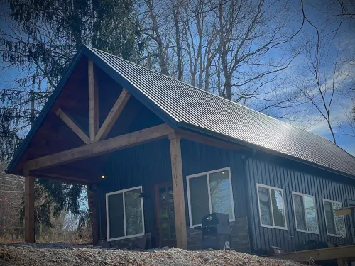 Nash’s cabin in Leitchfield that is Pet Friendly, WIFI, w/ Creek.