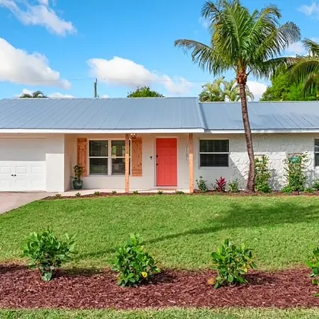 Coral Cottage - Private Oasis with Heated Saltwater Pool
