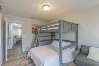 Modern Condo with Pool and Beach Access - Cozy Retreat