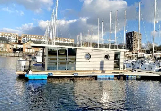 Houseboat Luv in Sonwik harbor with a view of Denmark
