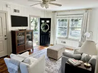 Charming 1-bedroom bungalow in beautiful DOWNTOWN Georgetown with WiFi, AC