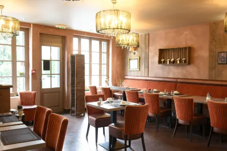 Auberge la Renaissance Отели рядом с достопримечательностью «Château de Champlâtreux»