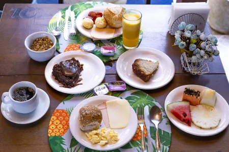 Pousada Villa Blu Maresias Отели рядом с достопримечательностью «Camping e Bar do Cacau - Praia de Santiago»