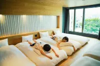 SEKAI HOTEL Deep Osaka Experience Hotels in Хіґаші-Осака