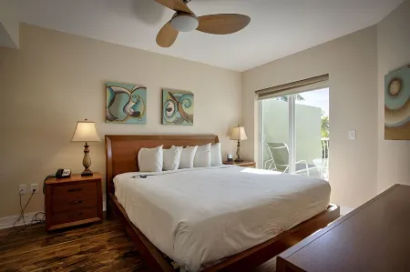 Crystal Palms Beach Resort Отели в г. Треже Айленд