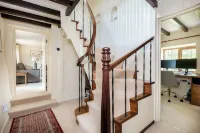 Tom Callows Gorgeous Cottage Oxfordshire Hotels near The Old Flight House