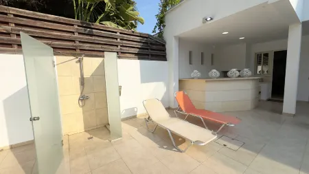 Beachfront 3 BDR Villa With Pool Отели в г. Pyla