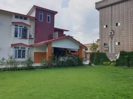 VIP Guest House Отели рядом с достопримечательностью «Университет Инжиниринг & Текнолоджи Абботтабад Кампус»