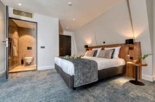 Boutique Hotel First City