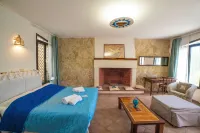 Villa Lisa with Huge Pool and Garden - Happy Rentals
