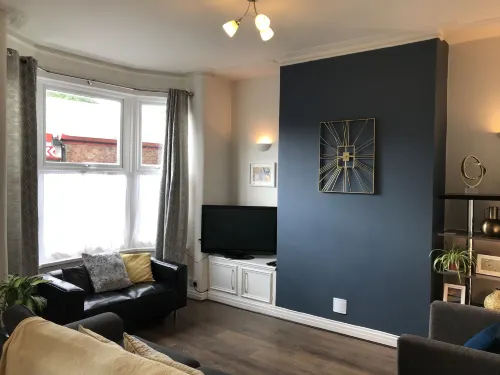 3 Bedroom House Close to M6 & M55 - Pet Friendly