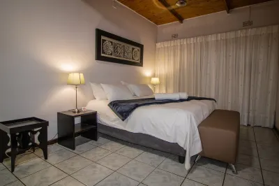Protea Park Self Catering Guesthouse Отели рядом с достопримечательностью «Уотерфолл Молл Уотерфолл Парк»