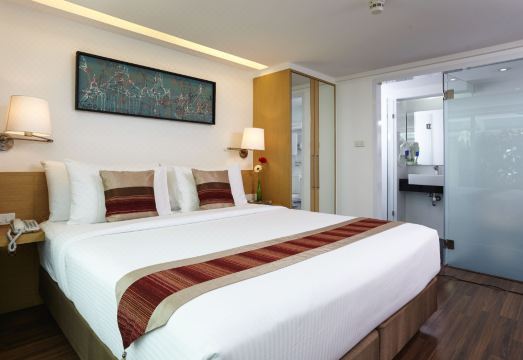 시티포인트 호텔 외관과 주변 도로 환경