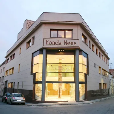 Hotel Fonda Neus Hoteles cerca de Església de Sant Jaume Sesoliveres
