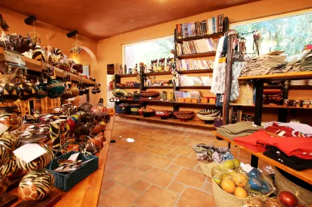 Mount Etjo Safari Lodge Отели в г. Очиваронго