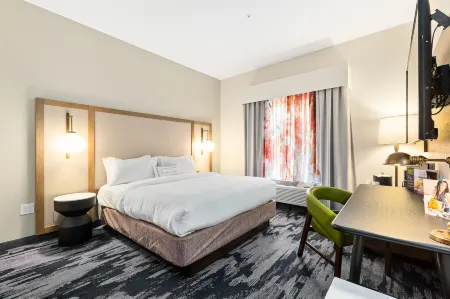 Fairfield Inn & Suites Bend Downtown Отели рядом с достопримечательностью «Парк штата Тамало»