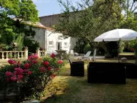 The white house Hotels in Mombrier